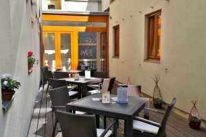 Hotel Pav Prag, Sommersitze im Hotelatrium. | Small Charming Hotels