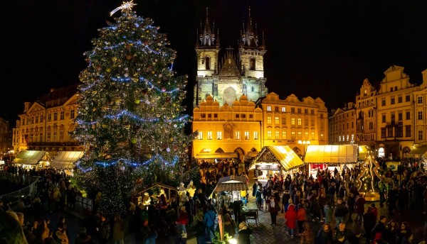 Mercatini di Natale -  Piazza della Città Vecchia, Praga | Small Charming Hotels