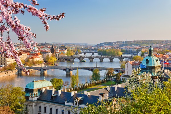 Blick über Prag und die Moldau mit ihren Brücken | Small Charming Hotels
